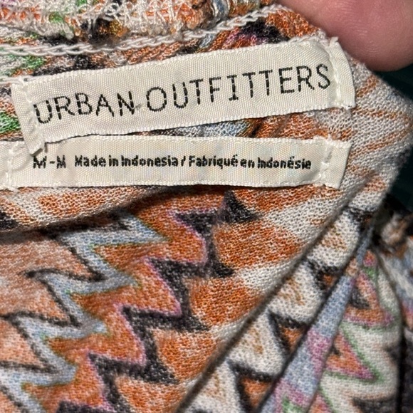 Urban Outfitters Multicolor Zigzag Patterned Puff Sleeve Crop Top Size Medium - Picture 9 of 10